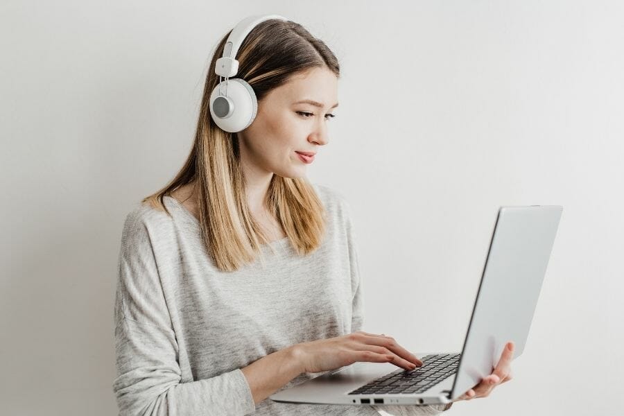 Junge Frau erstellt einen Online Kurs