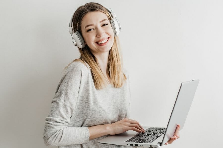 Frau am Laptop erstellt einen Online Kurs