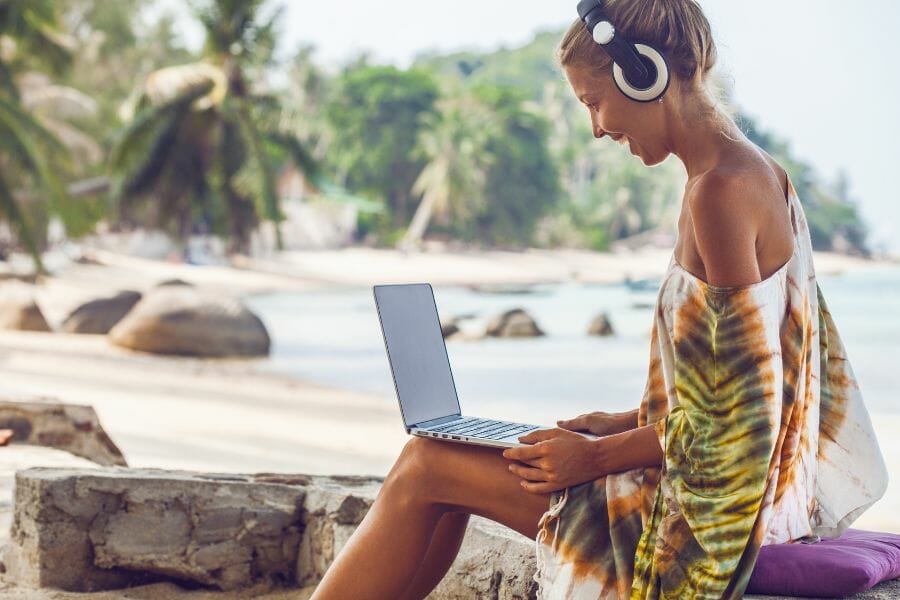 Frau verdient im Urlaub Geld