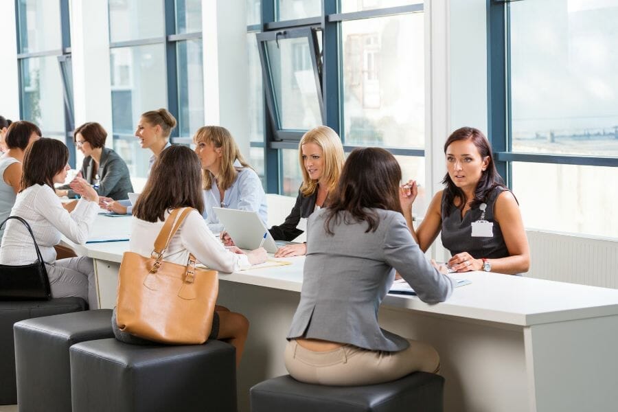 Die Tätigkeiten als Messehostess sind vielfältig